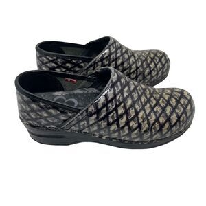 Sanita Black Grey Geometric Patent Leather Danish Clogs Womens 37 US 6